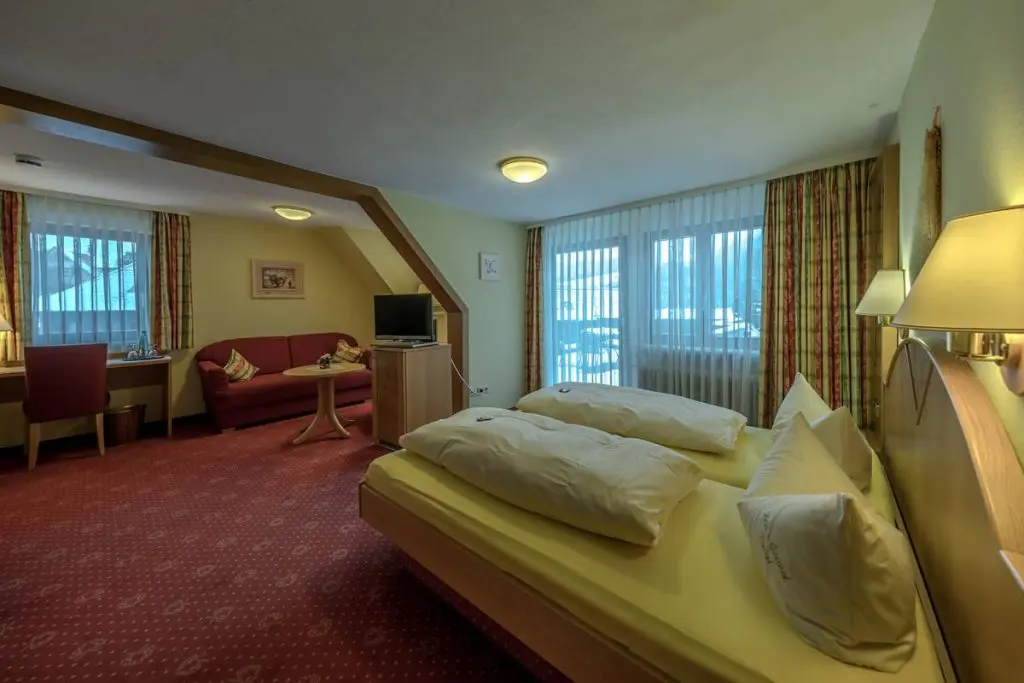 Blick vom Schlafbereich in den Wohnbereich der Junior-Suite im Hotel Freihof